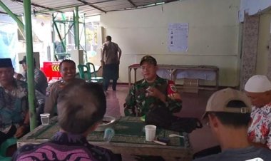 Melalui Komsos, Babinsa Soklat Ajak Warga Tingkatkan Keamanan dan Stop Buang serta Bakar Sampah Sembarangan